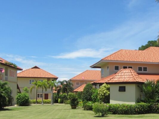 Nhà ngói đỏ sơn màu gì